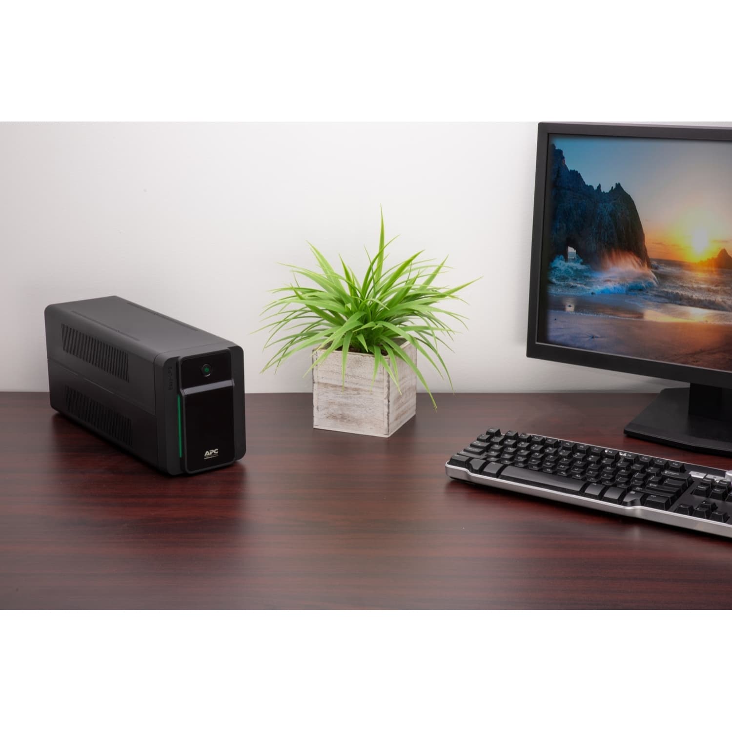 APC Easy UPS 900VA, 230V, AVR, Universal Sockets